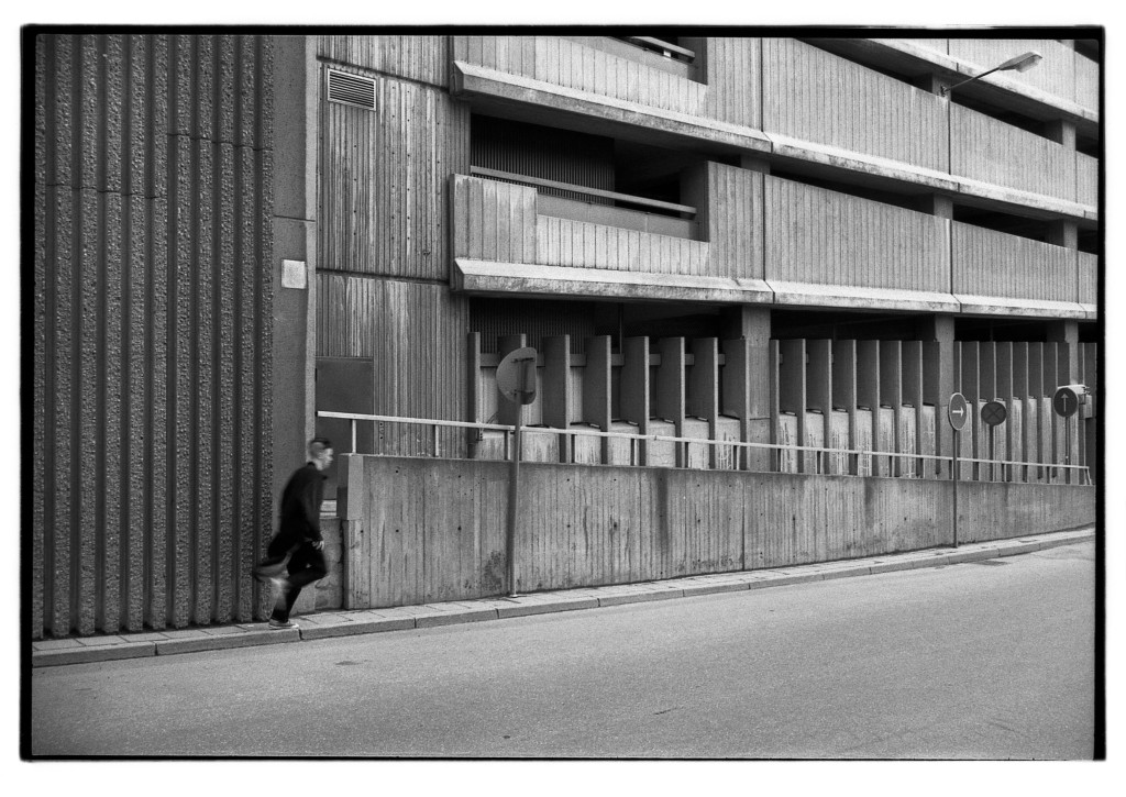 Måns running through Stockholm city.